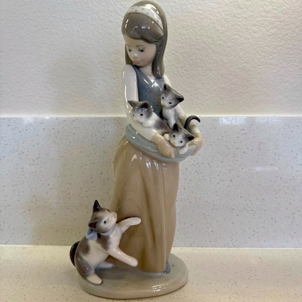 VINTAGE 1977 Lladro Girl w/ Kittens Basket Cats Porcelain 9.5". Numbered.